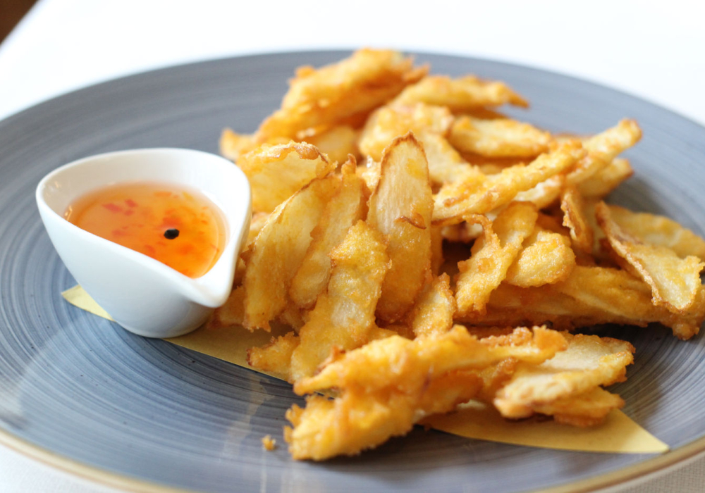 Asparagi bianchi di Bassano in tempura di mais di Marano con salsa agrodolce