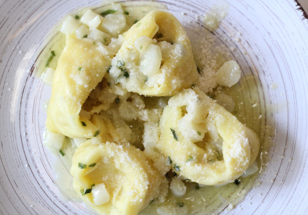 Tortelli di pasta fresca ripieni agli asparagi bianchi di Bassano al burro ed erba cipollina